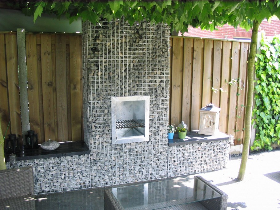 Уличный камин из габионов