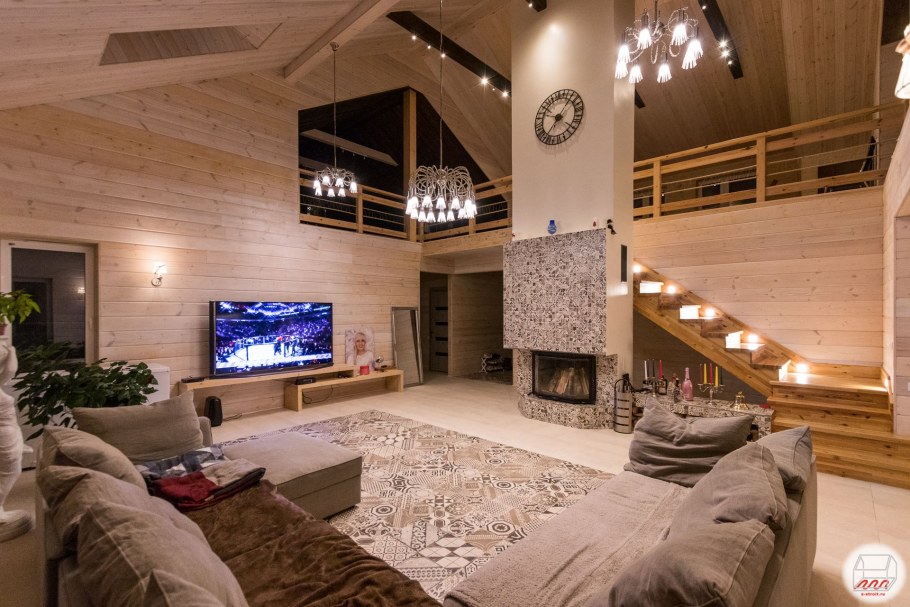 Гостиная со вторым светом в каркасном доме