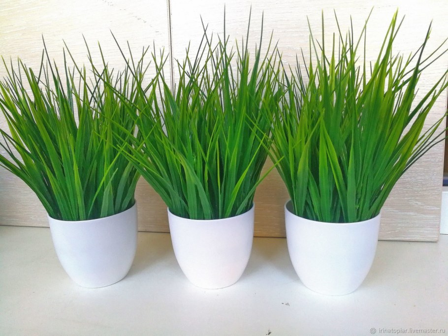 Искусственная трава в горшке