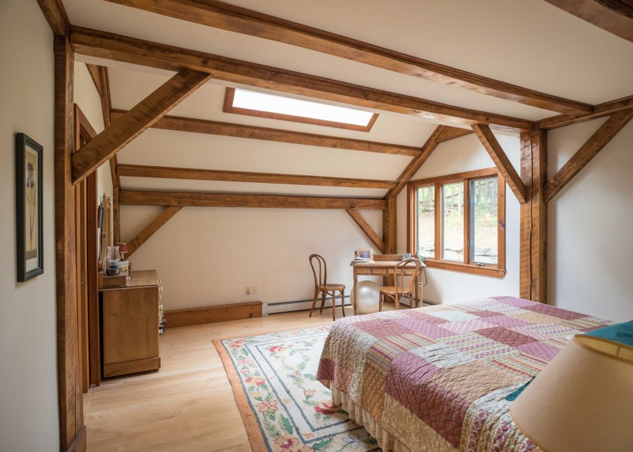 Тимбер фрейм на фундаменте из камней