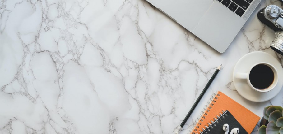 Мраморный белый стол вид сверху