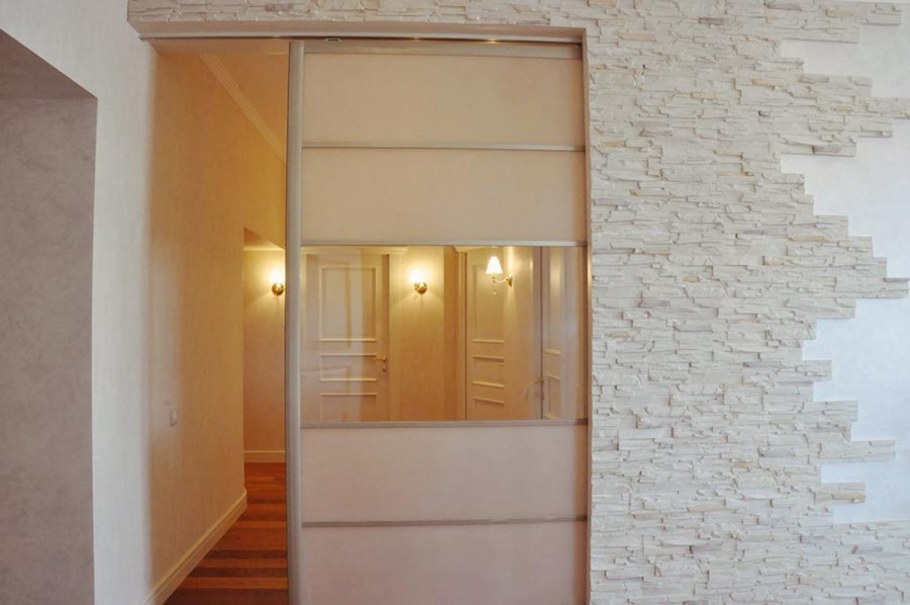 Прихожая с антресолью для узкого коридора