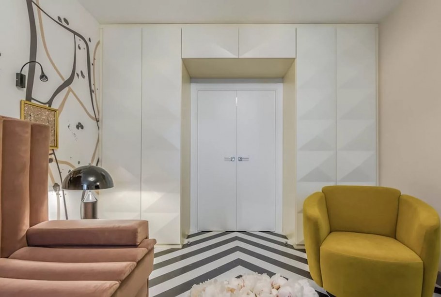 Прихожая с антресолью