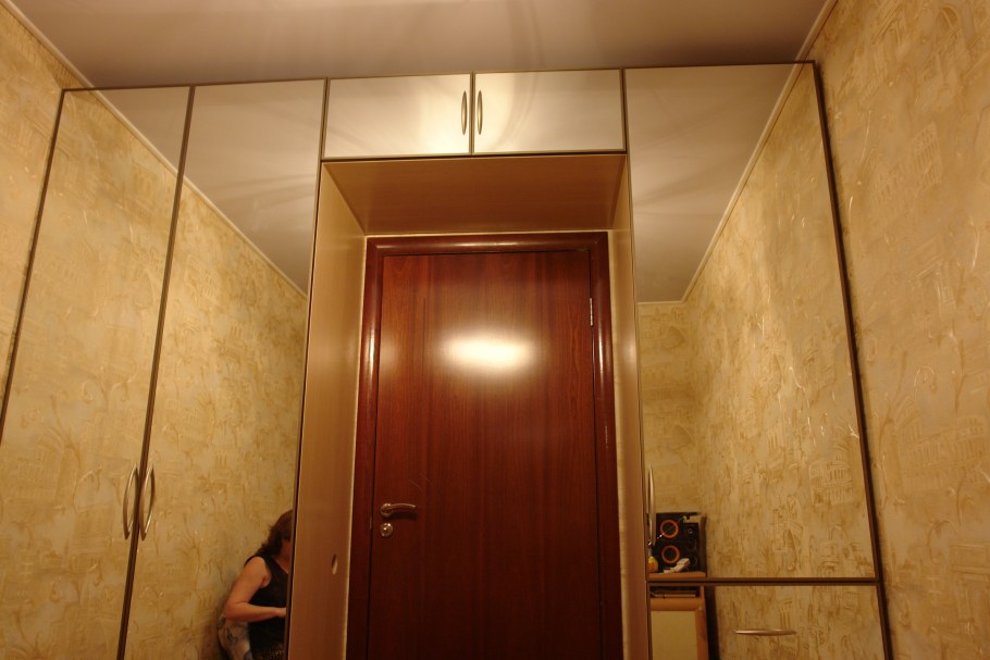 Полки над дверью