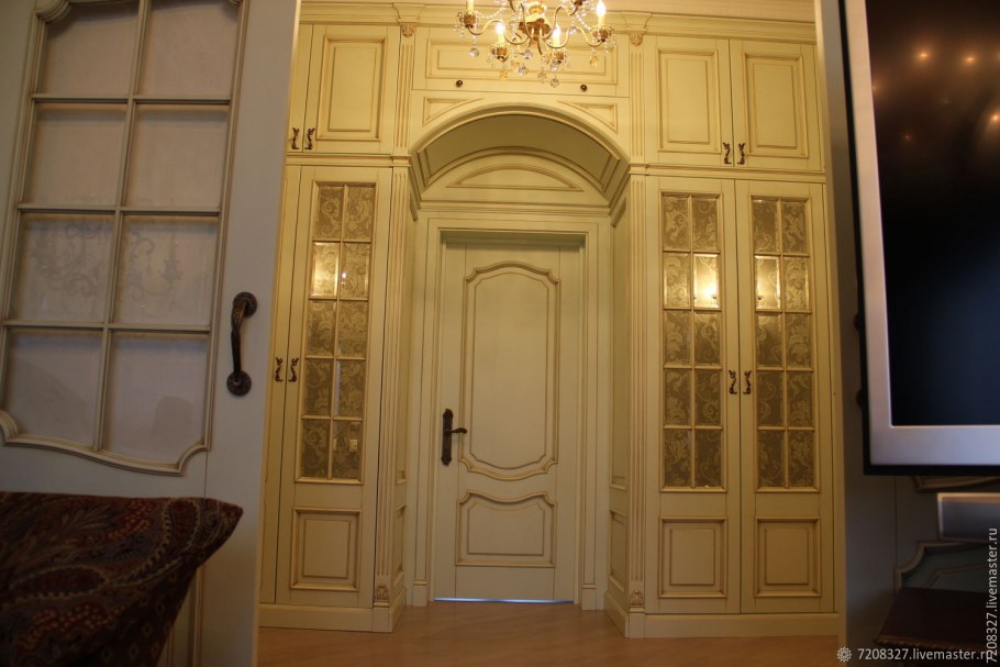 Полка над дверью в кухне