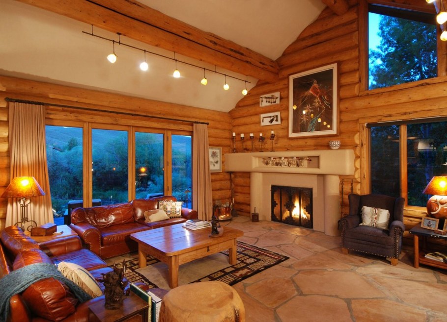 Деревянная гостиная с камином