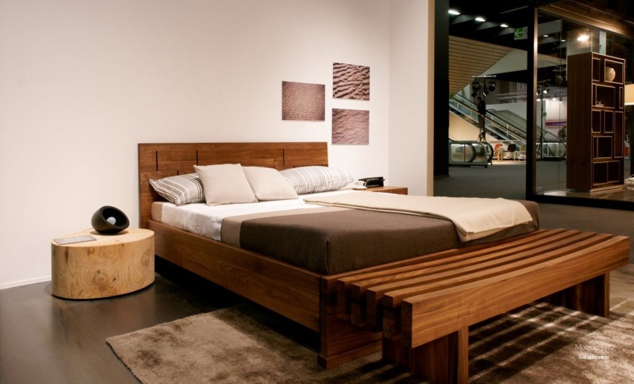 Деревянная кровать в современном стиле