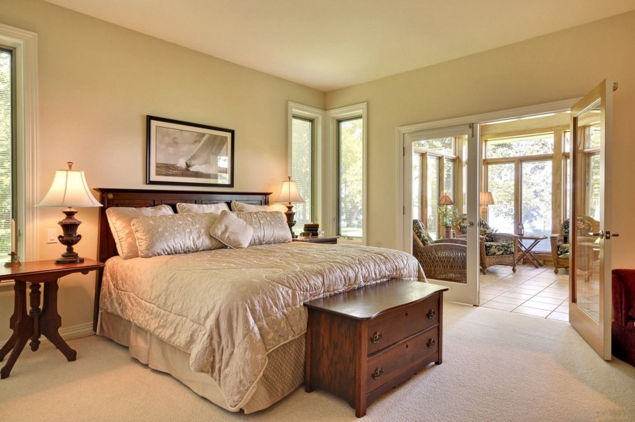 Бежевые стены в спальне