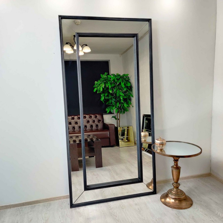 Большое зеркало в прихожей