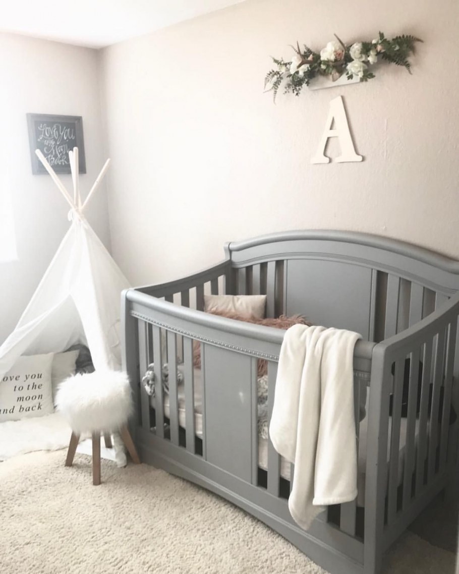 Спальня родителей с детской кроваткой