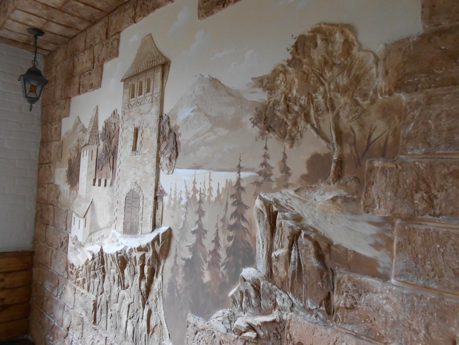 Барельеф на стене кухни