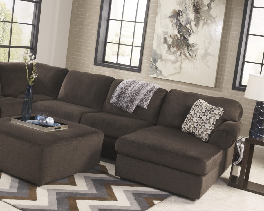 Угловой диван шоколадного цвета