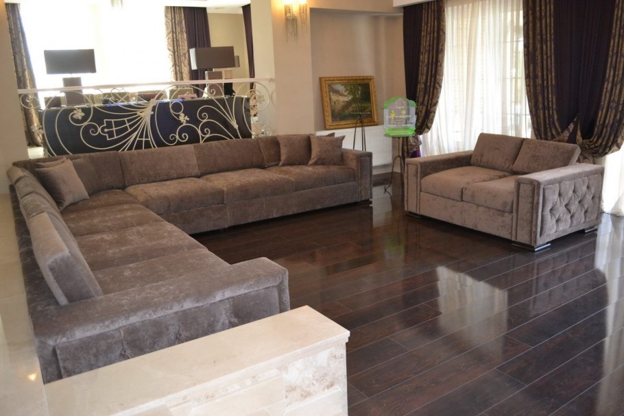 Кофейный диван в интерьере