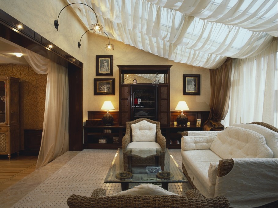 Большая гостиная с большим диваном