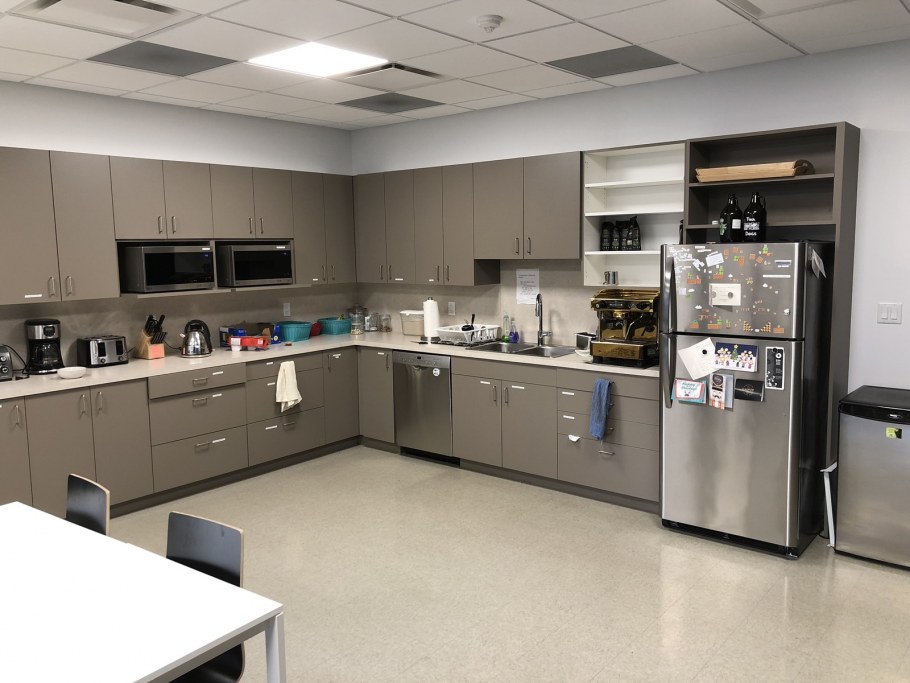 Кухня в офисе цоколь