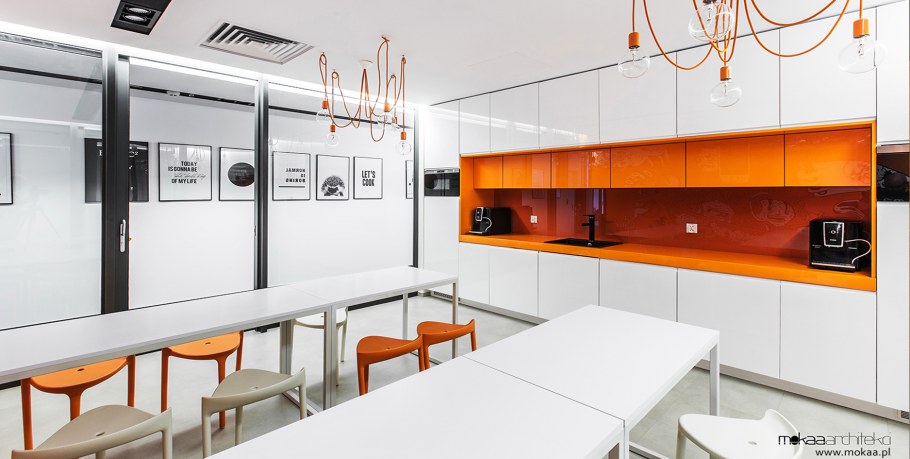 Современная кухня в офисе