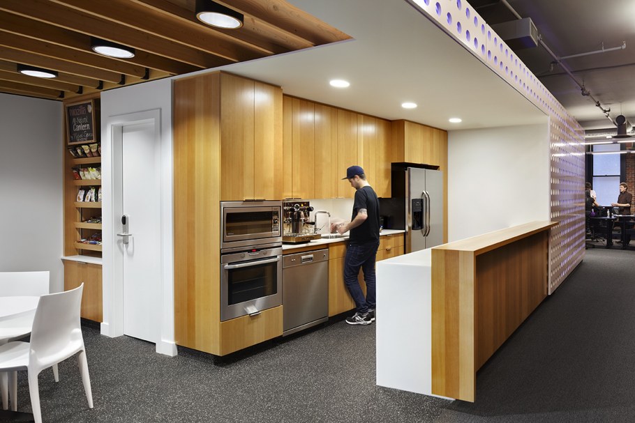 Интерьер офисной кухни