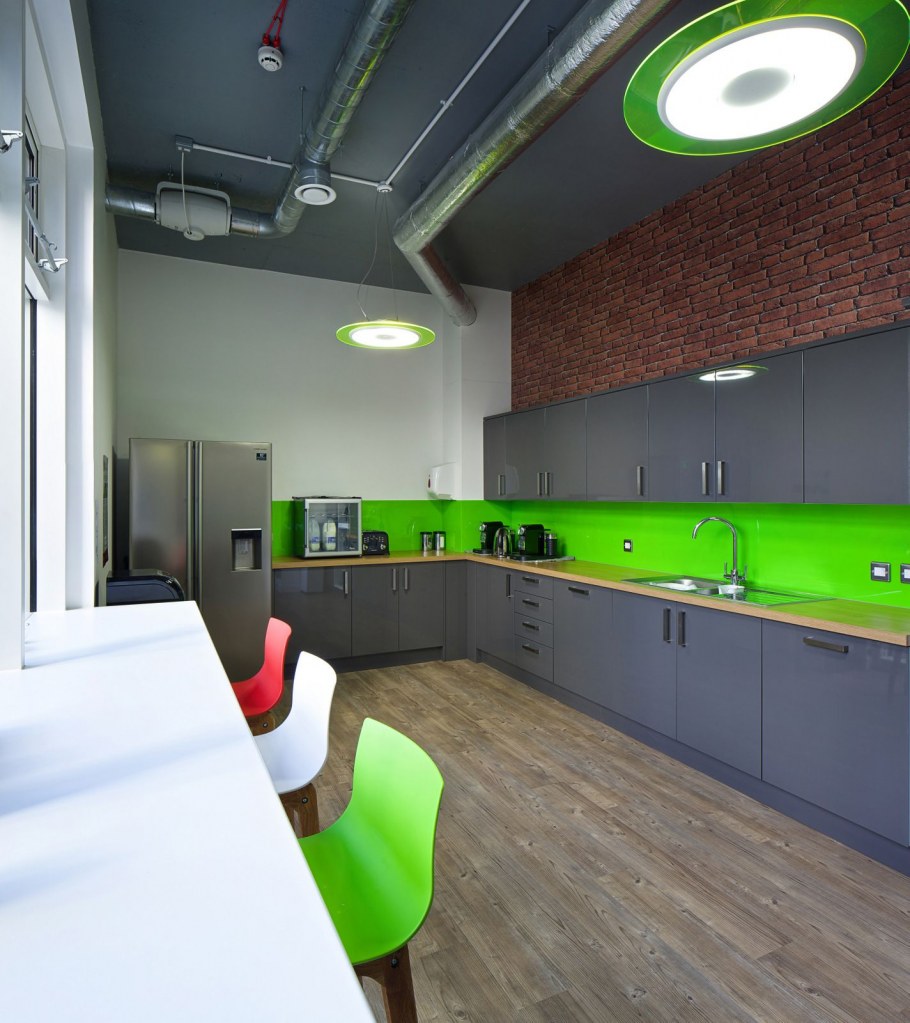 Интерьер кухни в офисе