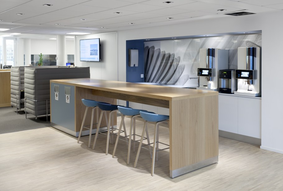 Современная кухня в офисе