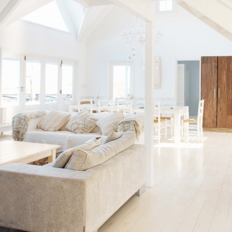 Пентхаус белые стены пол светлое дерево