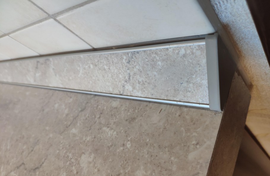 Планка щелевая для столешницы 28 мм