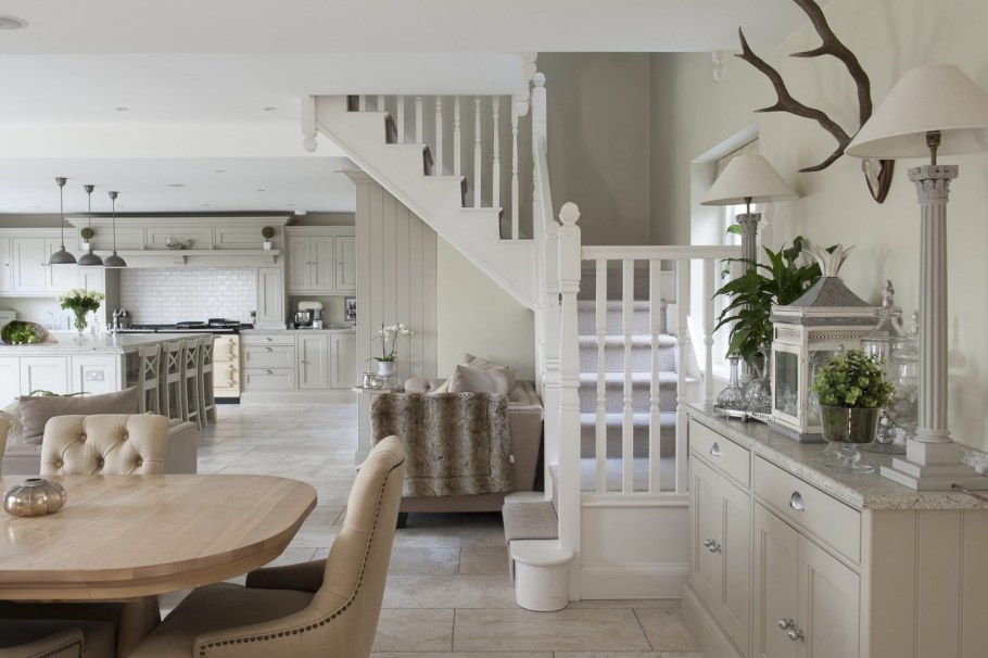 Гостиная столовая с лестницей