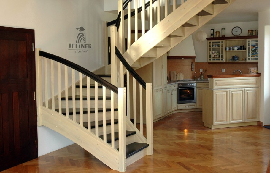 Кухня рядом с деревянной лестницей