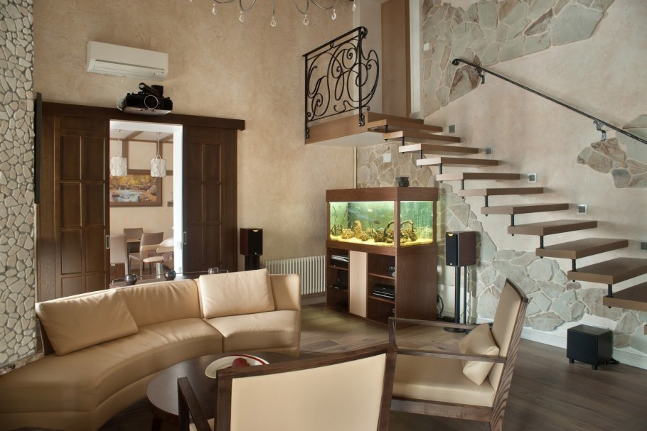 Гостиная с лестницей