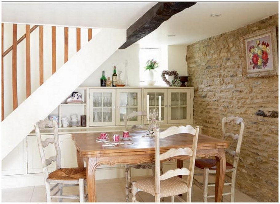 Обеденная зона под лестницей