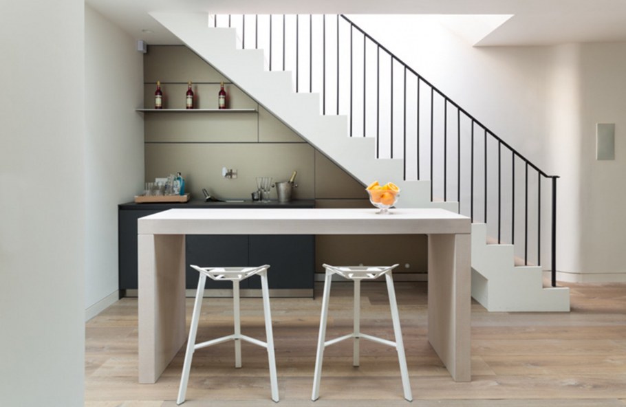 Интерьер кухни с лестницей