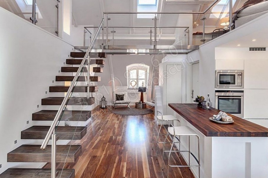 Двухэтажный дом с высокими потолками