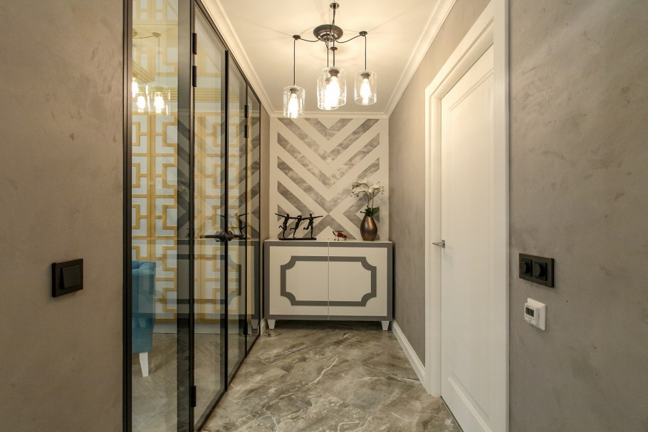 Мраморные стены в коридоре