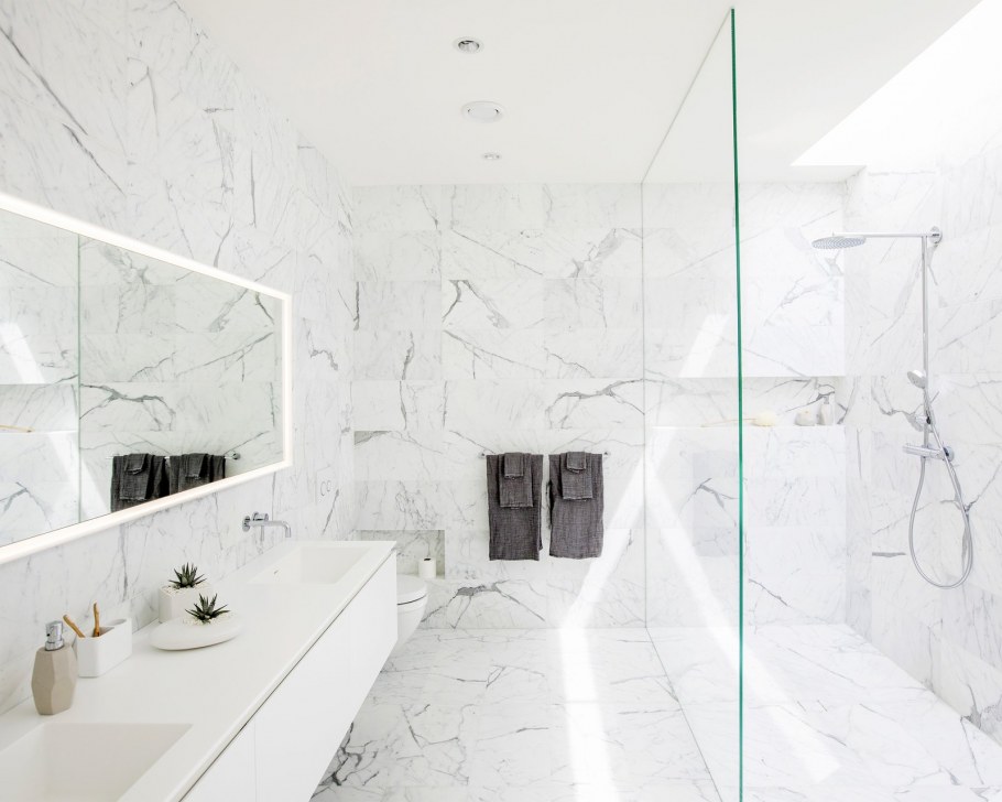 Бежевые стены с мраморной плиткой