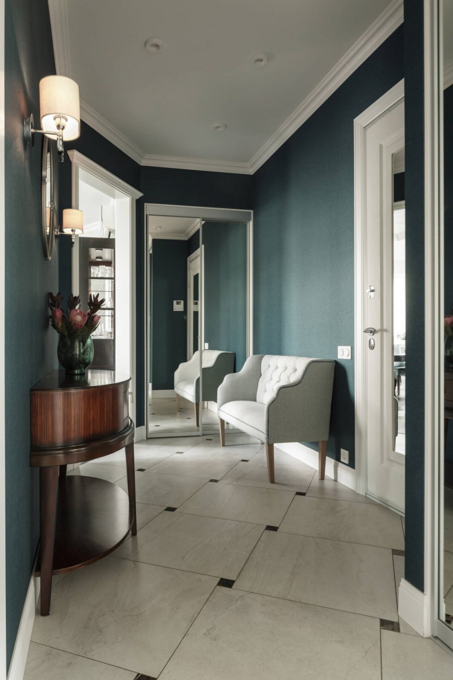 Белый мрамор в коридоре