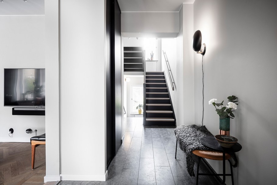 Интерьер прихожей с мраморным полом