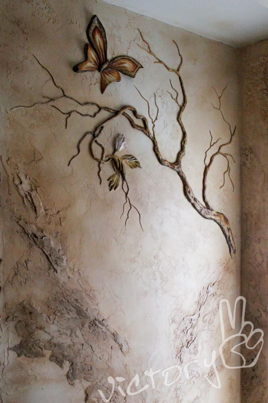 Дерево из декоративной штукатурки на стене