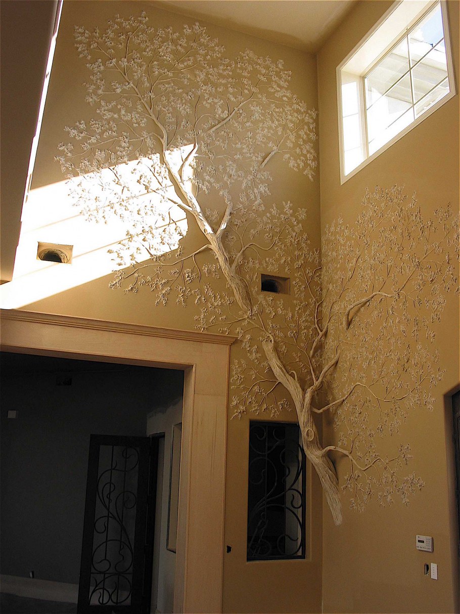 Декоративная штукатурка и дерево в интерьере фото