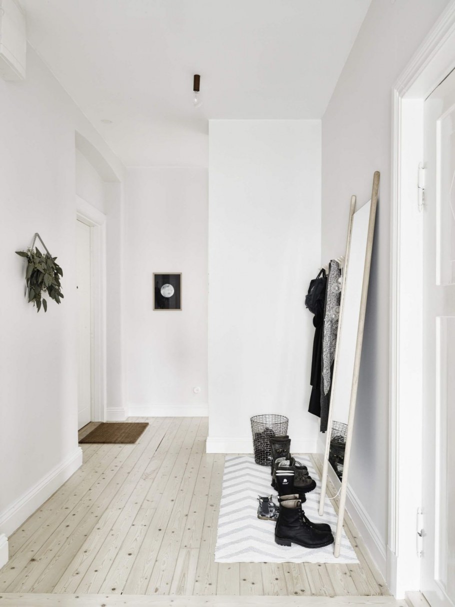 Белая прихожая в скандинавском стиле