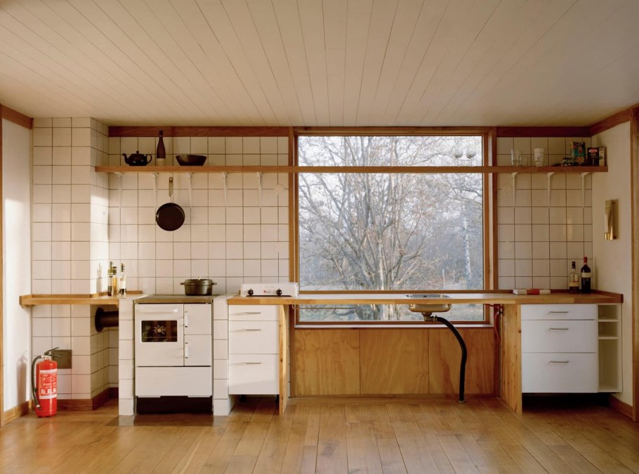 Кухня на веранде на даче