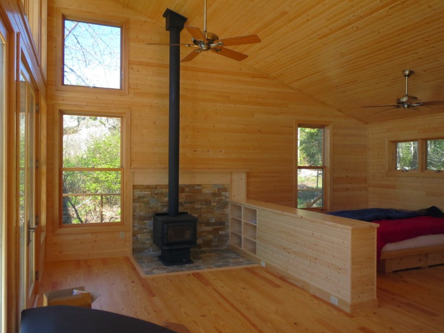 Маленький домик с печкой