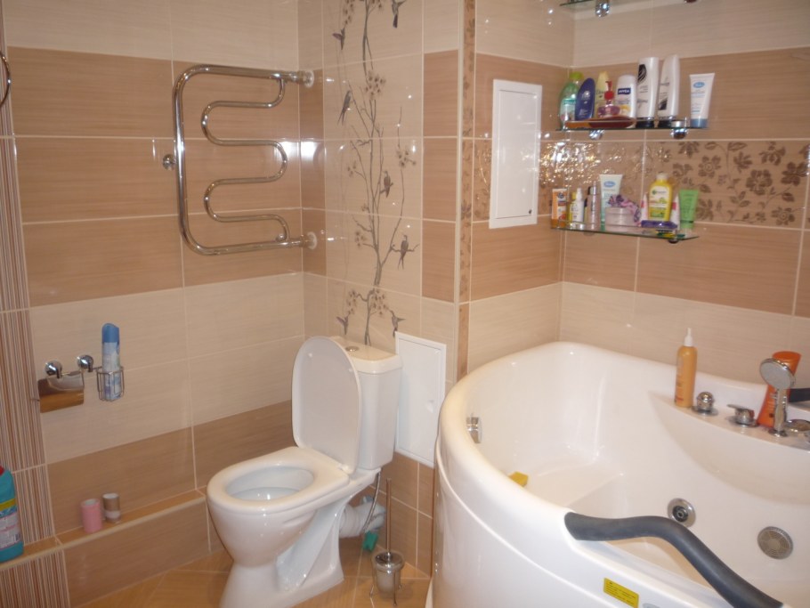 Ванная комната с выступом в стене