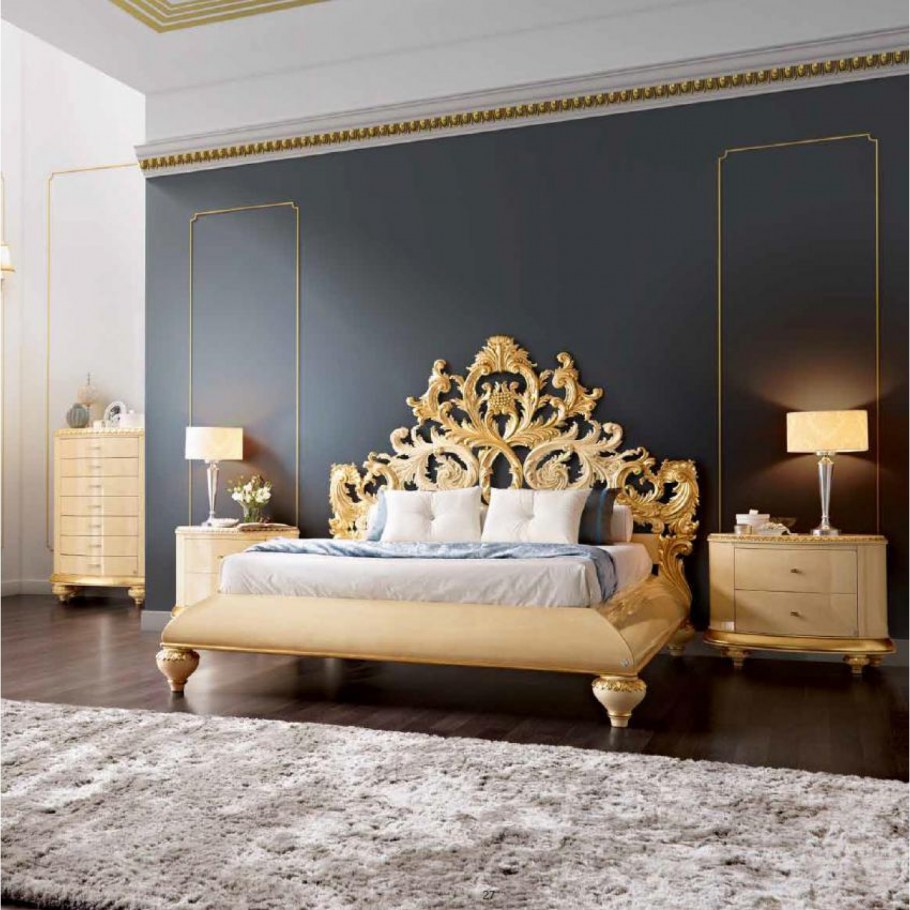 Кровать с золотым изголовьем