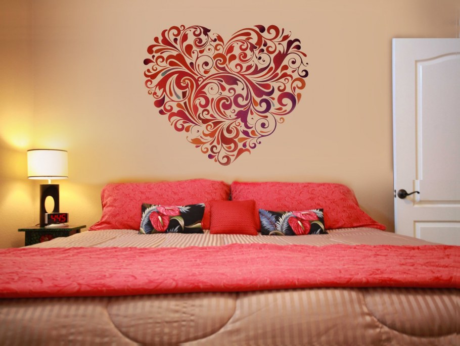 Рисунок на стене в спальне