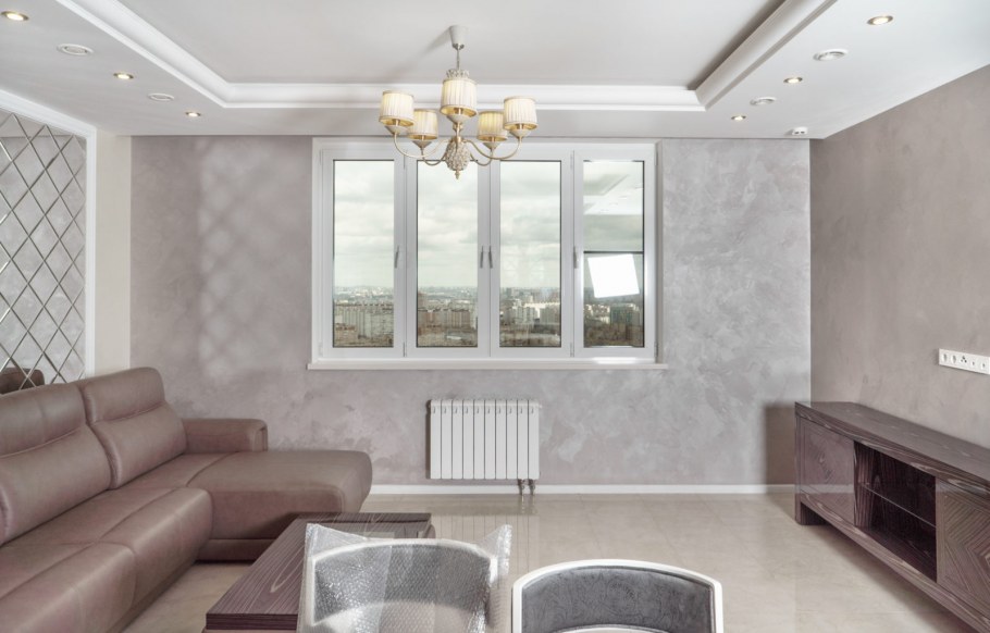 Белые обои под штукатурку в интерьере гостиной