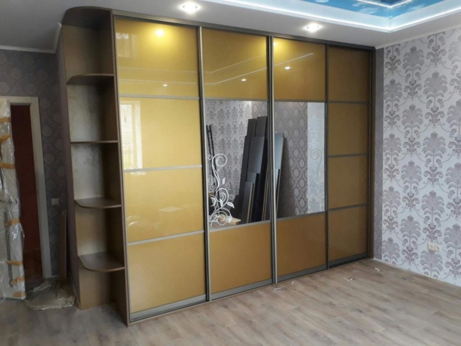 Шкаф с открытыми дверями