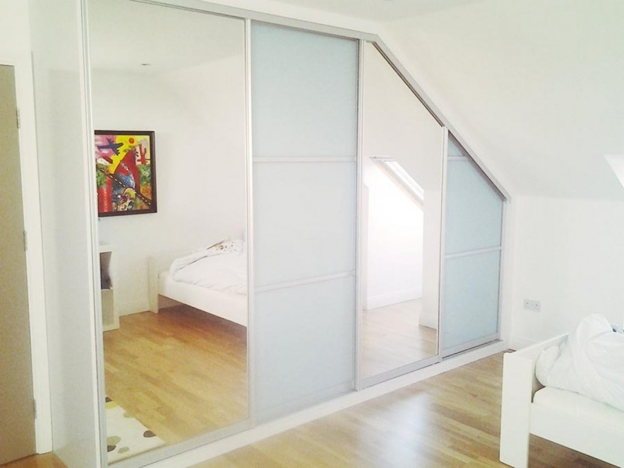 Встроенные шкафы в мансардном этаже