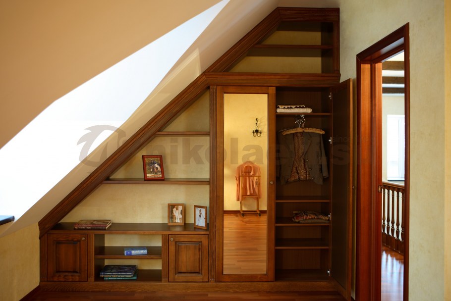 Книжные шкафы на мансарде