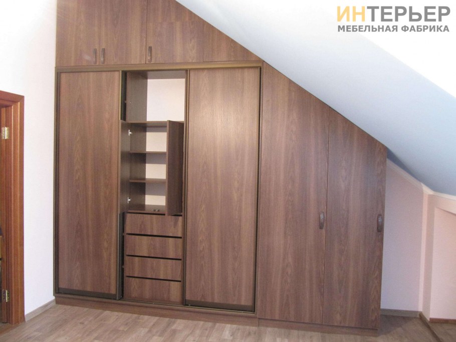Шкаф гардеробная на мансарде