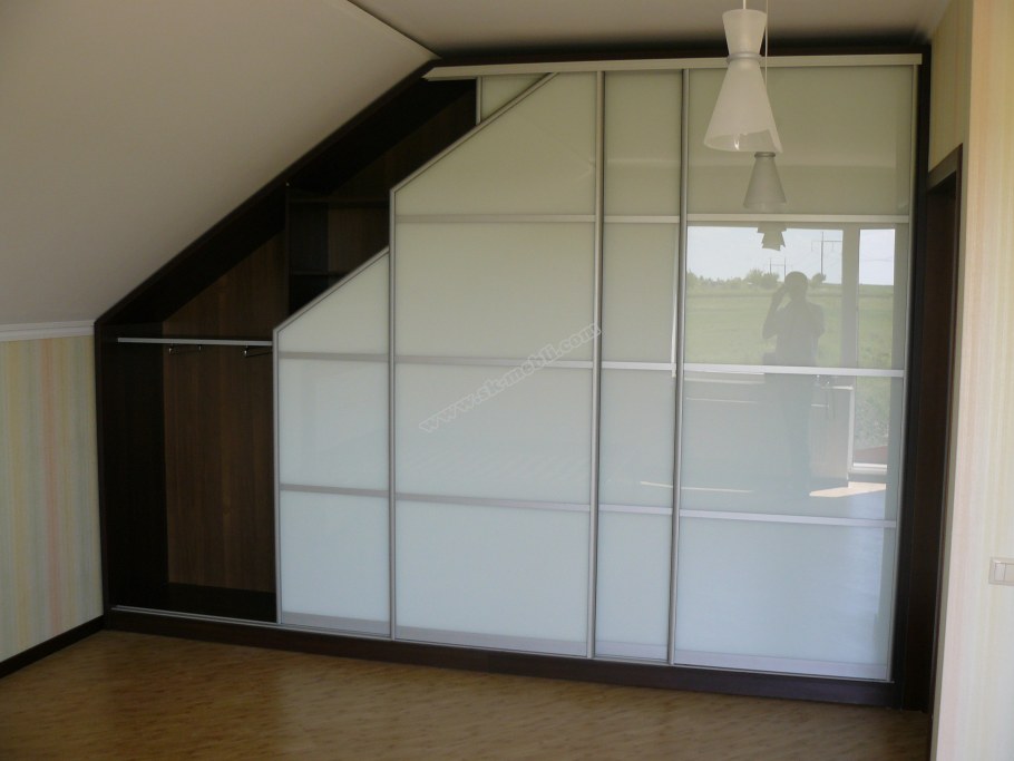 Встроенные шкафы на мансарде