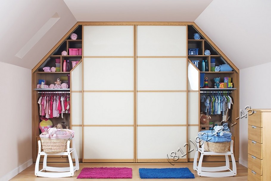 Гардеробная под мансардной крышей